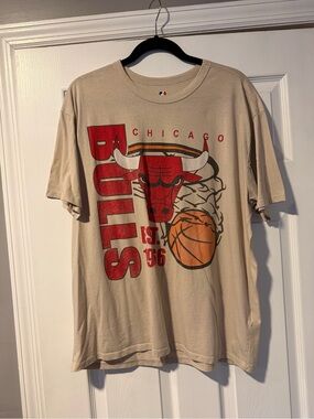 NBA Chicago Bulls Retro T-shirt Featuring The Team's Mascot Graphic Size Large